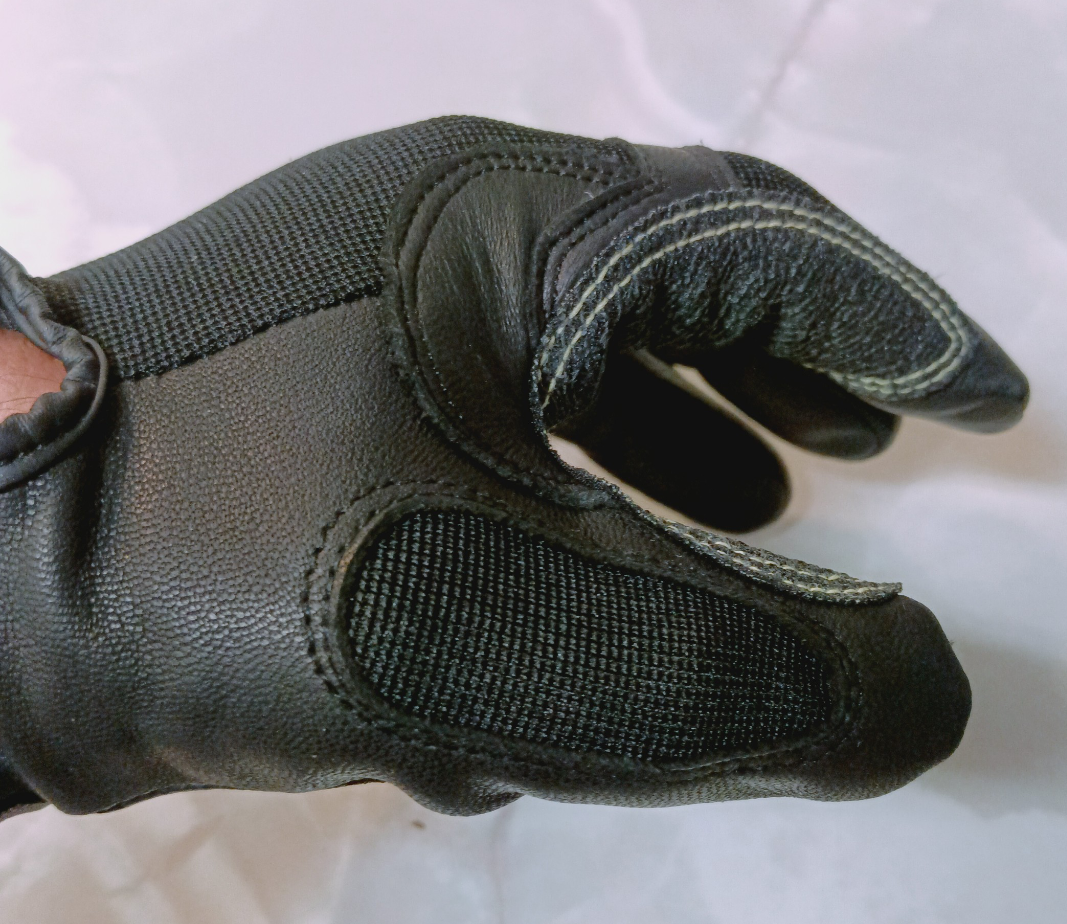 Repelling gloves