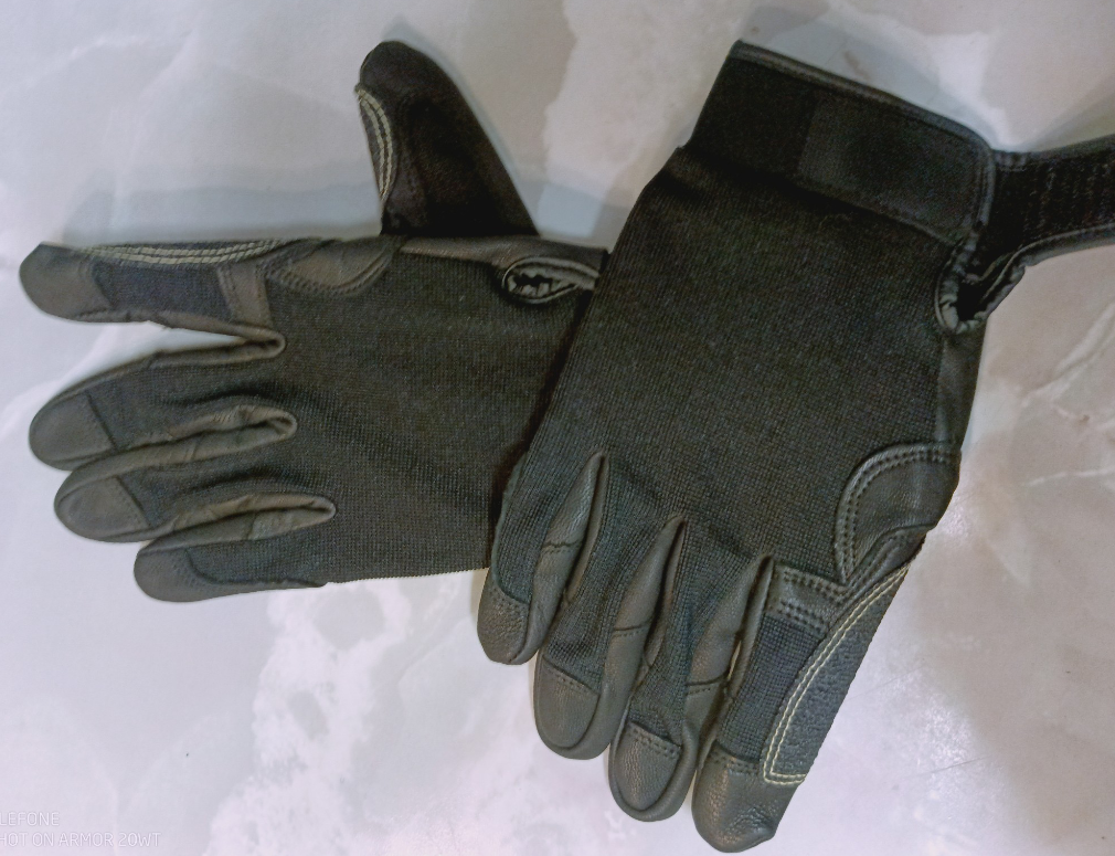 Repelling gloves